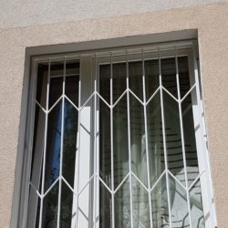 ​Решетки на окнах